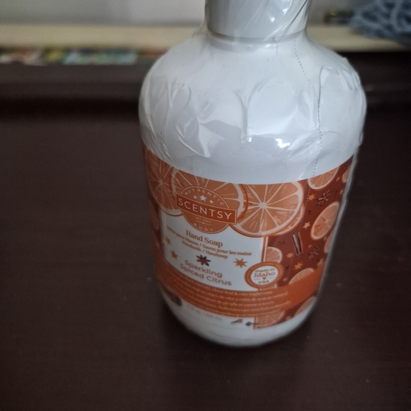 Scentsy Magnolia Shimmer Bath & Body Set - White and Purple - Picture 10 of 15